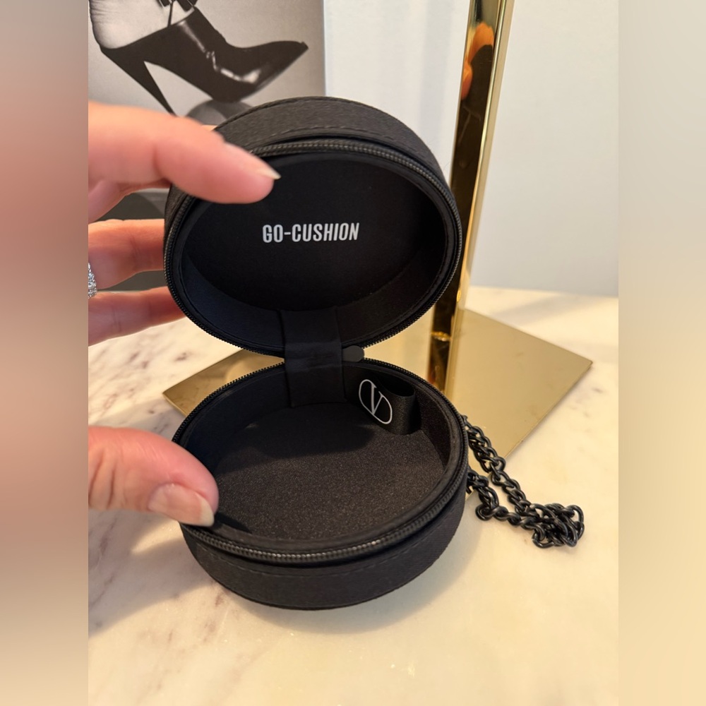 ❗️SOLD❗️Valentino Beauty Pochette Go-Cushion and Wrist chain - Picture 3 of 5